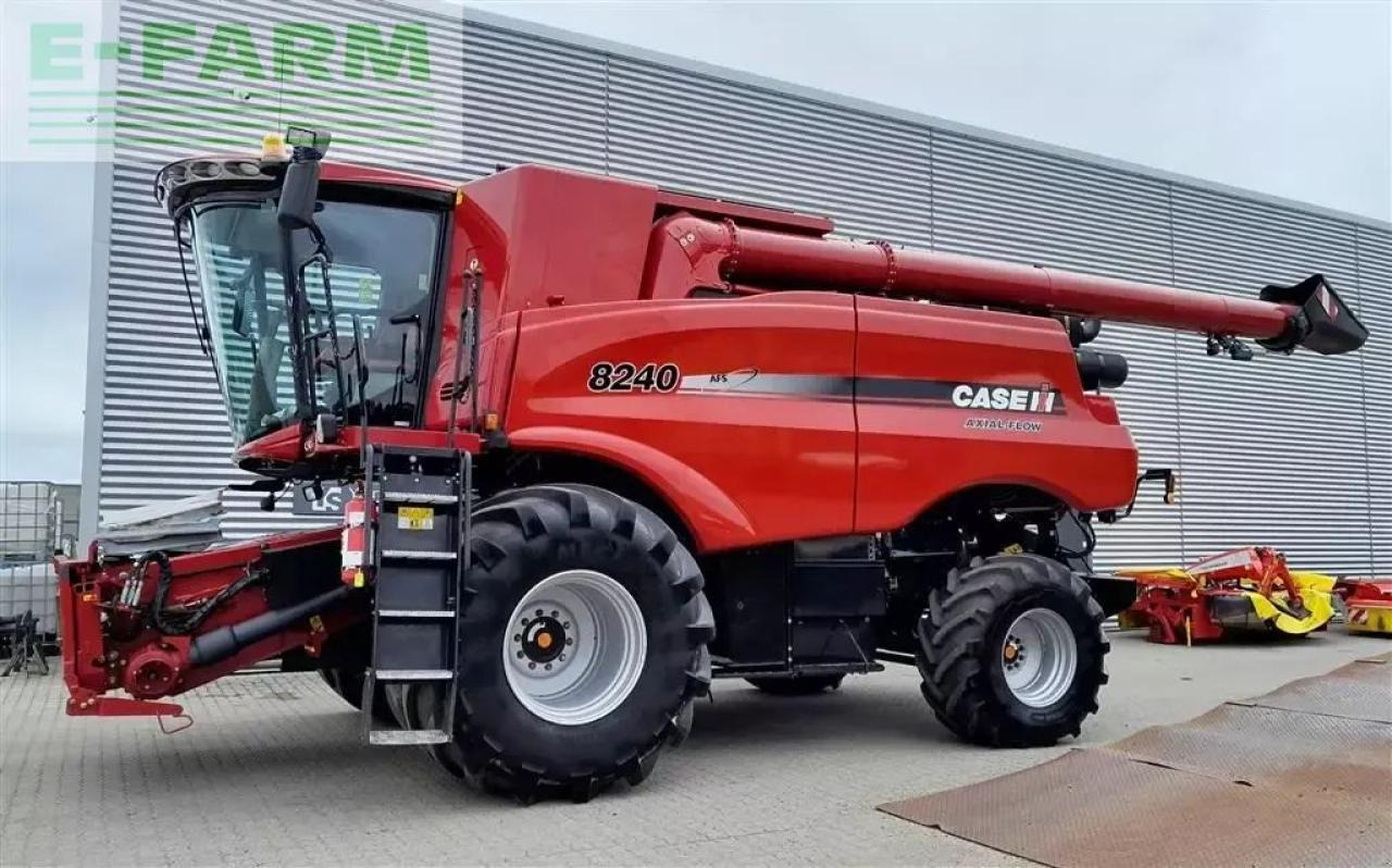 Case-IH axial flow 8240 med 30 fods vario skærebord - Moissonneuse-batteuse: photos 2 Case-IH axial flow 8240 med 30 fods vario skærebord - Moissonneuse-batteuse: photos 2