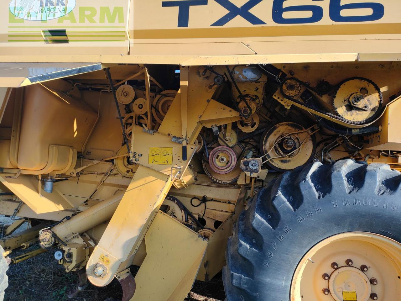New Holland TX 66 - Moissonneuse-batteuse: photos 3 New Holland TX 66 - Moissonneuse-batteuse: photos 3