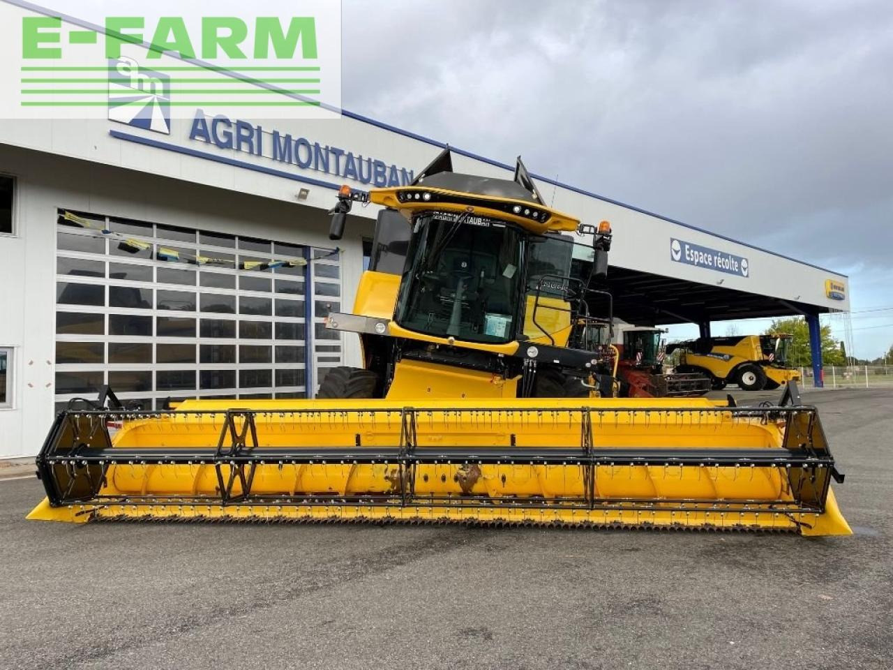 New Holland ch 7.70 laterale - Moissonneuse-batteuse: photos 2 New Holland ch 7.70 laterale - Moissonneuse-batteuse: photos 2