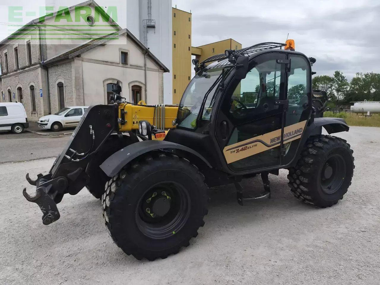 New Holland th 7.42 elite - Chariot télescopique: photos 1 New Holland th 7.42 elite - Chariot télescopique: photos 1