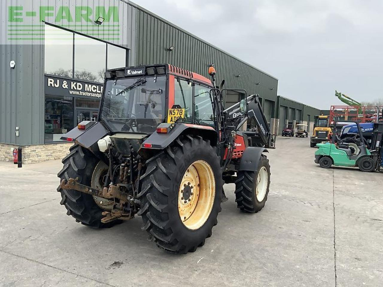 Valmet 8100 twin track reverse drive tractor - Tracteur agricole: photos 3 Valmet 8100 twin track reverse drive tractor - Tracteur agricole: photos 3