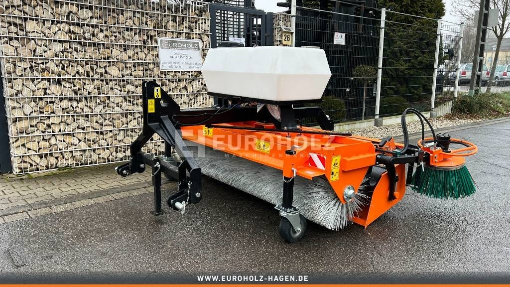 Kehrmaschine ZM2000 mit Seitenbesen - Brosse pour Véhicule de voirie/ Spécial: photos 2 Kehrmaschine ZM2000 mit Seitenbesen - Brosse pour Véhicule de voirie/ Spécial: photos 2