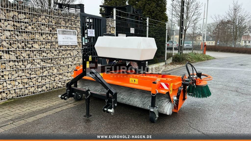 Kehrmaschine ZM2000 mit Seitenbesen - Brosse pour Véhicule de voirie/ Spécial: photos 1 Kehrmaschine ZM2000 mit Seitenbesen - Brosse pour Véhicule de voirie/ Spécial: photos 1
