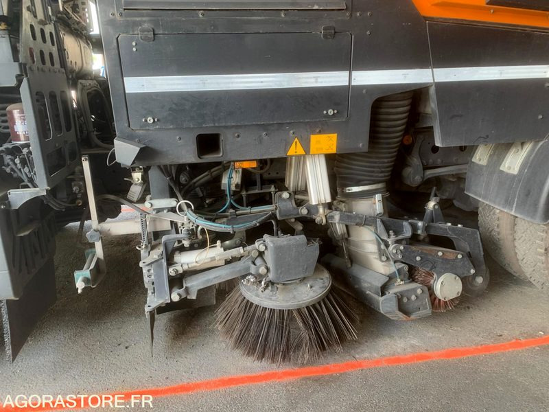 BALAYEUSE COMPOSÉE D'UN PORTEUR MERCEDES ET D'UN SYSTÈME DE BALAYAGE SCHMIDT - Balayeuse de voirie: photos 3 BALAYEUSE COMPOSÉE D'UN PORTEUR MERCEDES ET D'UN SYSTÈME DE BALAYAGE SCHMIDT - Balayeuse de voirie: photos 3