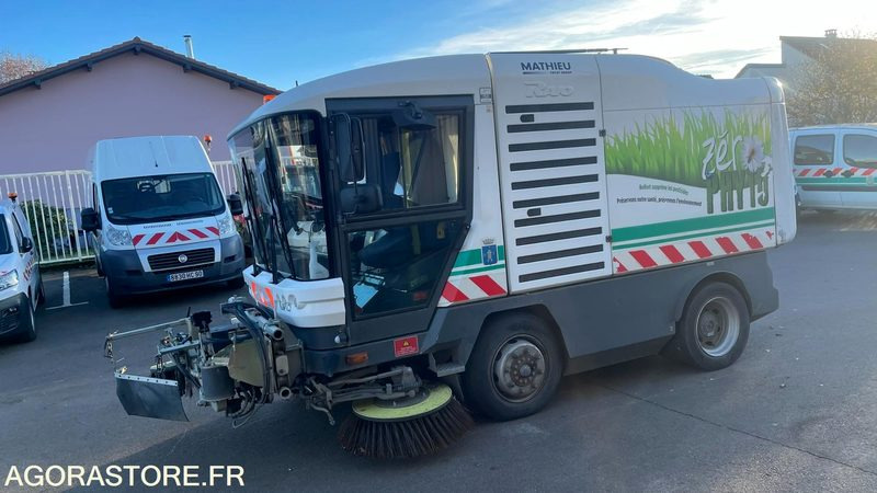 BALAYEUSE RAVO DE 2009 - Balayeuse de voirie: photos 3 BALAYEUSE RAVO DE 2009 - Balayeuse de voirie: photos 3