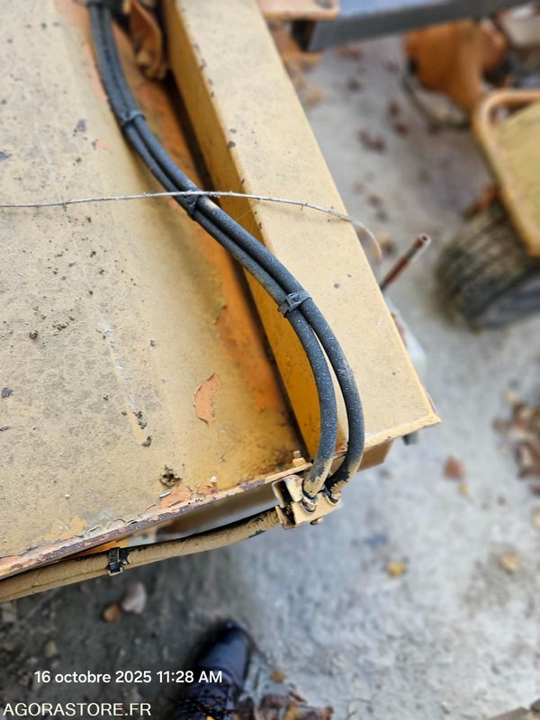 BALAYEUSE TRACTEE RABAUD 2000B (MBT001) - Balayeuse de voirie: photos 1 BALAYEUSE TRACTEE RABAUD 2000B (MBT001) - Balayeuse de voirie: photos 1