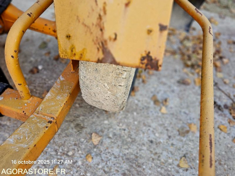 BALAYEUSE TRACTEE RABAUD 2000B (MBT001) - Balayeuse de voirie: photos 4 BALAYEUSE TRACTEE RABAUD 2000B (MBT001) - Balayeuse de voirie: photos 4