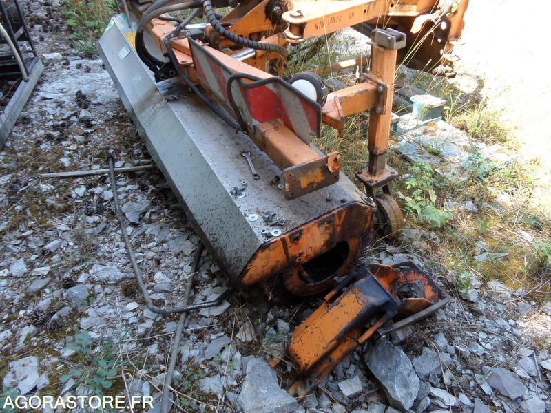 Balayeuse Schmidt portée av - 2003 -(n°76bala) - Matériel de chantier: photos 4 Balayeuse Schmidt portée av - 2003 -(n°76bala) - Matériel de chantier: photos 4