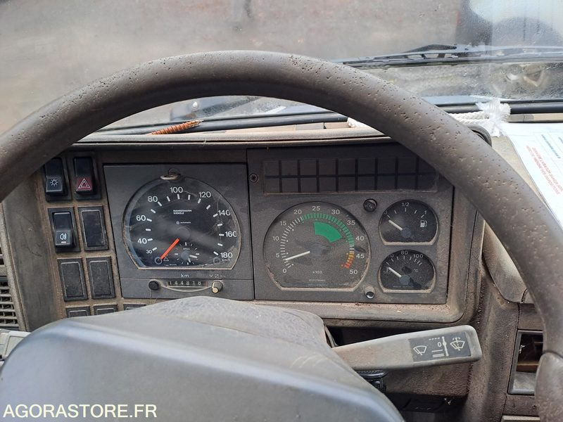 CAMIONNETTTE PLATEAU IVECO DAILY Haras de Pompadour (19) - Utilitaire benne: photos 4 CAMIONNETTTE PLATEAU IVECO DAILY Haras de Pompadour (19) - Utilitaire benne: photos 4