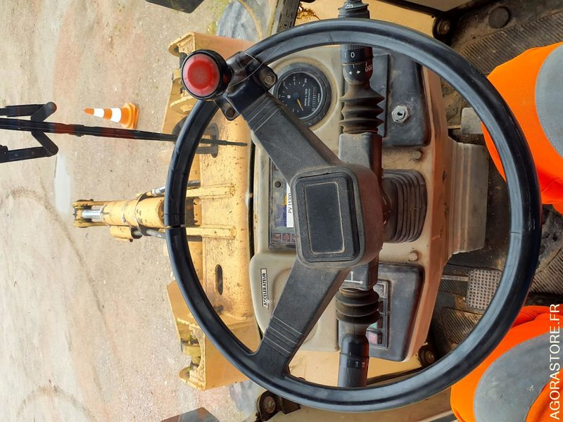 CHARGEUSE A PNEUS 1000L - Chargeuse: photos 3 CHARGEUSE A PNEUS 1000L - Chargeuse: photos 3