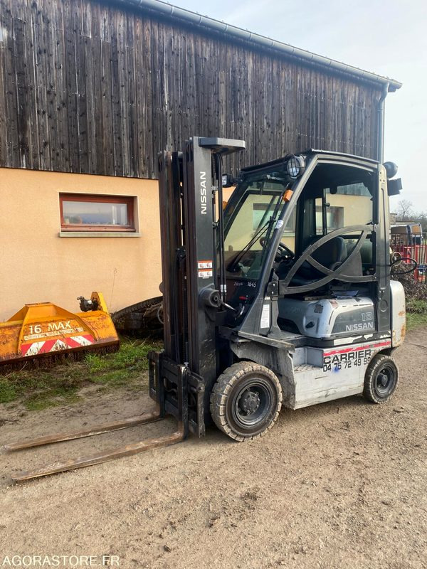 Chariot élévateur GAZ NISSAN 1.8T - Chariot élévateur à gaz: photos 1 Chariot élévateur GAZ NISSAN 1.8T - Chariot élévateur à gaz: photos 1