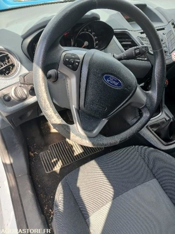 FORD FIESTA N°2 1.2 L– COULEUR BLANCHE - Voiture: photos 4 FORD FIESTA N°2 1.2 L– COULEUR BLANCHE - Voiture: photos 4
