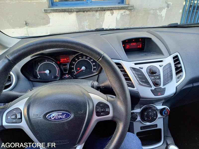 FORD FIESTA TDCI 70 FAP TREND 5 portes - Voiture: photos 4 FORD FIESTA TDCI 70 FAP TREND 5 portes - Voiture: photos 4
