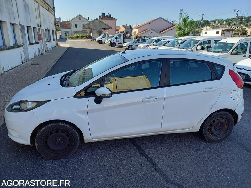 FORD FIESTA TDCI 70 FAP TREND 5 portes - Voiture: photos 2 FORD FIESTA TDCI 70 FAP TREND 5 portes - Voiture: photos 2