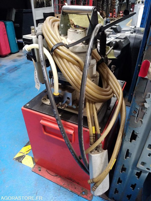 GROUPE HYDRAULIQUE POUR SERRAGE - Outil/ Équipement: photos 1 GROUPE HYDRAULIQUE POUR SERRAGE - Outil/ Équipement: photos 1