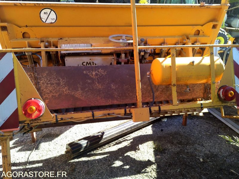 Gravillonneur MAUGUIN 150 - Travaux routiers: photos 2 Gravillonneur MAUGUIN 150 - Travaux routiers: photos 2