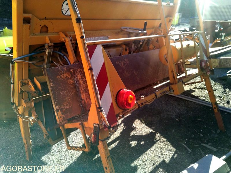 Gravillonneur MAUGUIN 150 - Travaux routiers: photos 1 Gravillonneur MAUGUIN 150 - Travaux routiers: photos 1