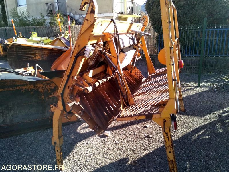 Gravillonneur MAUGUIN 150 - Travaux routiers: photos 2 Gravillonneur MAUGUIN 150 - Travaux routiers: photos 2