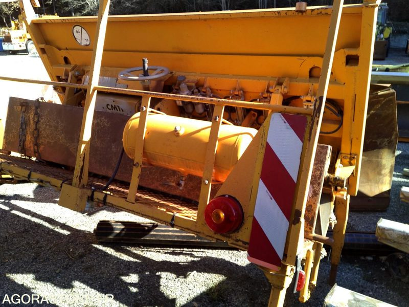 Gravillonneur MAUGUIN 150 - Travaux routiers: photos 3 Gravillonneur MAUGUIN 150 - Travaux routiers: photos 3