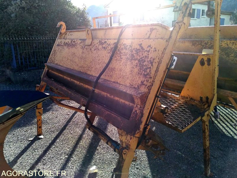 Gravillonneur MAUGUIN 150 - Travaux routiers: photos 3 Gravillonneur MAUGUIN 150 - Travaux routiers: photos 3
