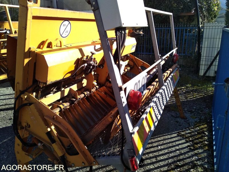Gravillonneur MAUGUIN G115B - Travaux routiers: photos 2 Gravillonneur MAUGUIN G115B - Travaux routiers: photos 2