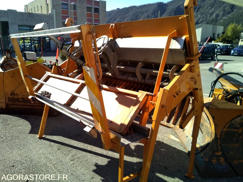 Gravillonneur SECMAIR WK10 - Travaux routiers: photos 3 Gravillonneur SECMAIR WK10 - Travaux routiers: photos 3