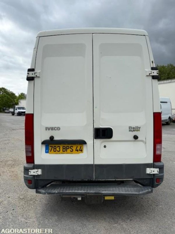 IVECO DAILY - 2003 - 173808KMS - Fourgon utilitaire: photos 4 IVECO DAILY - 2003 - 173808KMS - Fourgon utilitaire: photos 4