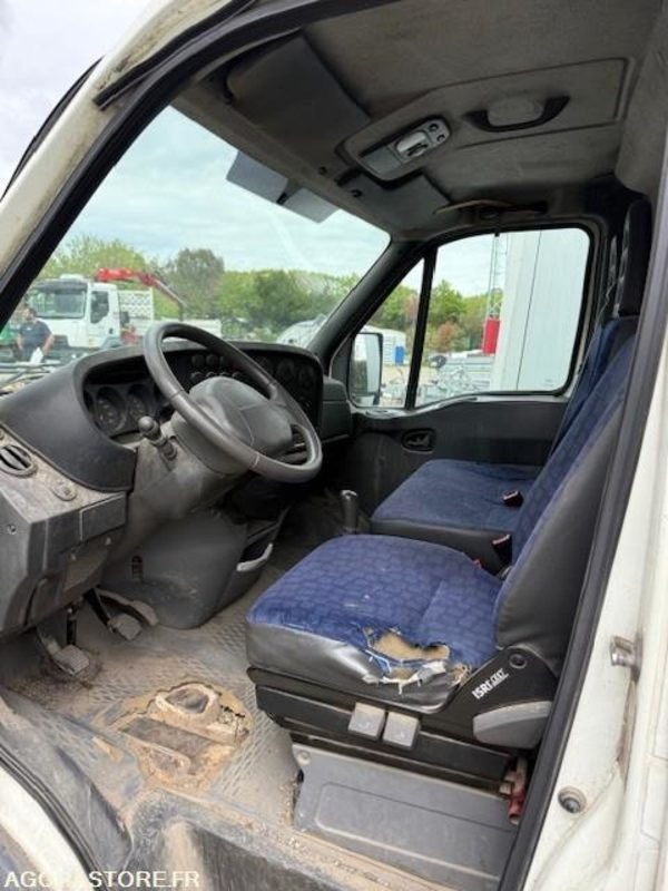 IVECO DAILY - 2003 - 173808KMS - Fourgon utilitaire: photos 2 IVECO DAILY - 2003 - 173808KMS - Fourgon utilitaire: photos 2