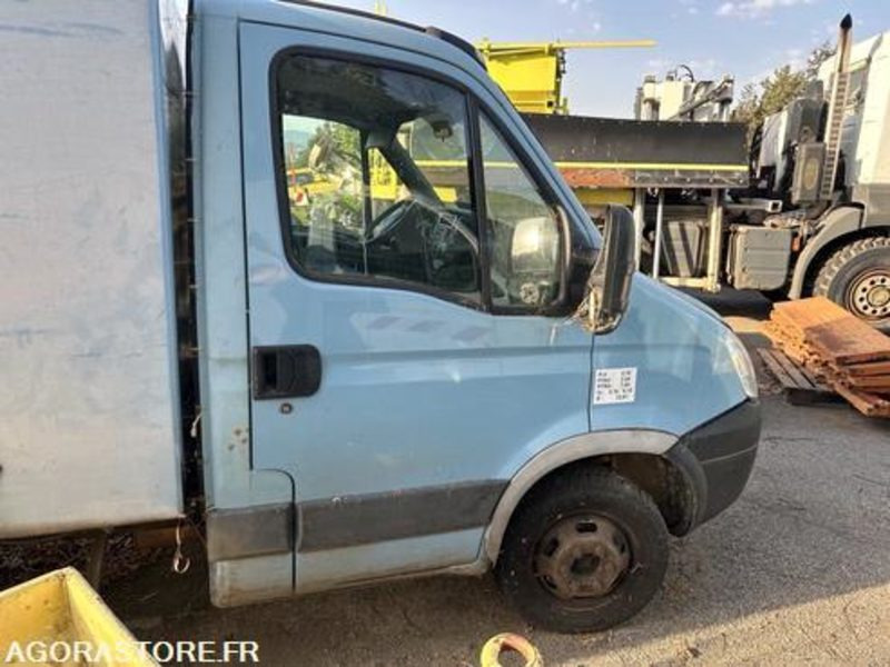 IVECO DAILY - 2009 - 176370KM - AB323ZN - Fourgon utilitaire: photos 3 IVECO DAILY - 2009 - 176370KM - AB323ZN - Fourgon utilitaire: photos 3