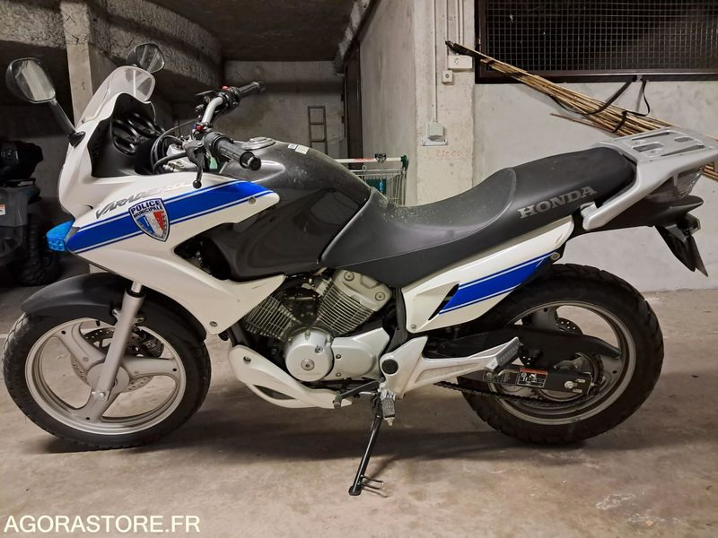 MOTO HONDA VARADERO 125 - POLICE MUNICIPALE - Motocyclette: photos 1 MOTO HONDA VARADERO 125 - POLICE MUNICIPALE - Motocyclette: photos 1