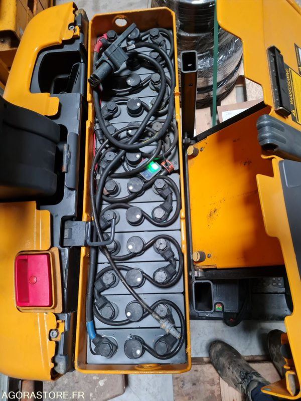 PREPARATEUR DE COMMANDE JUNGHEINRICH ECE220 - 2012 - 2391 HEURES - Matériel de manutention: photos 3 PREPARATEUR DE COMMANDE JUNGHEINRICH ECE220 - 2012 - 2391 HEURES - Matériel de manutention: photos 3