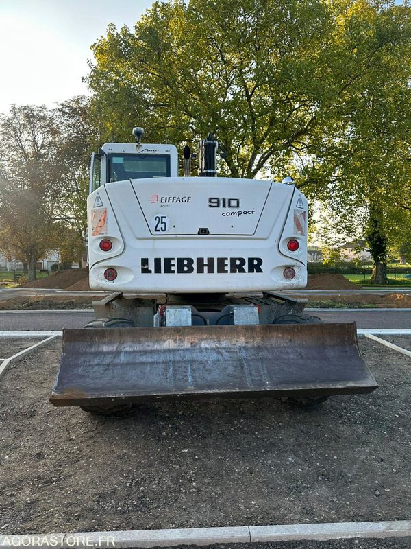 PELLES SUR PNEUS - LIEBHERR - A910 COMPACT- 2014 / 10242 HEURES (M40280) - Pelle: photos 3 PELLES SUR PNEUS - LIEBHERR - A910 COMPACT- 2014 / 10242 HEURES (M40280) - Pelle: photos 3