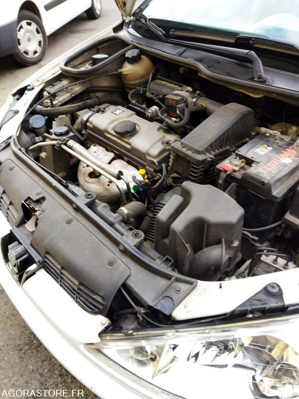 PEUGEOT 206 ESSENCE - Voiture: photos 3 PEUGEOT 206 ESSENCE - Voiture: photos 3