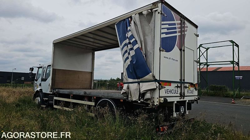 PORTEUR BACHE RENAULT MIDLUM - 2009 - 476000kms - Camion à rideaux coulissants: photos 3 PORTEUR BACHE RENAULT MIDLUM - 2009 - 476000kms - Camion à rideaux coulissants: photos 3