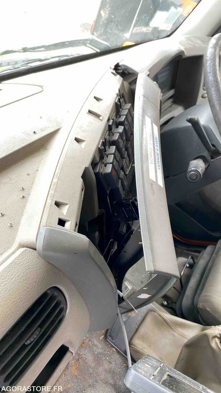 RENAULT DXI 310 - Balayeuse de voirie: photos 4 RENAULT DXI 310 - Balayeuse de voirie: photos 4