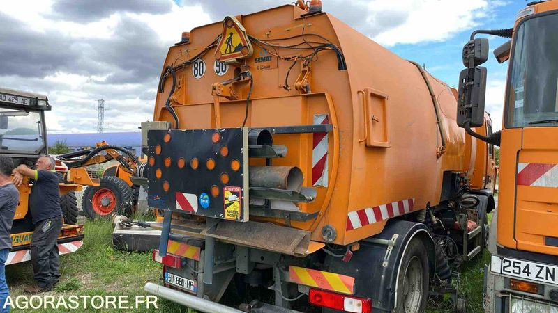 RENAULT DXI 310 - Balayeuse de voirie: photos 2 RENAULT DXI 310 - Balayeuse de voirie: photos 2