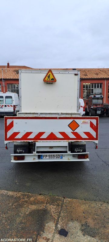 RENAULT MASCOTT PLATEAU ET CELLULE ATELIER - 213216km - 2001 - Utilitaire benne: photos 4 RENAULT MASCOTT PLATEAU ET CELLULE ATELIER - 213216km - 2001 - Utilitaire benne: photos 4