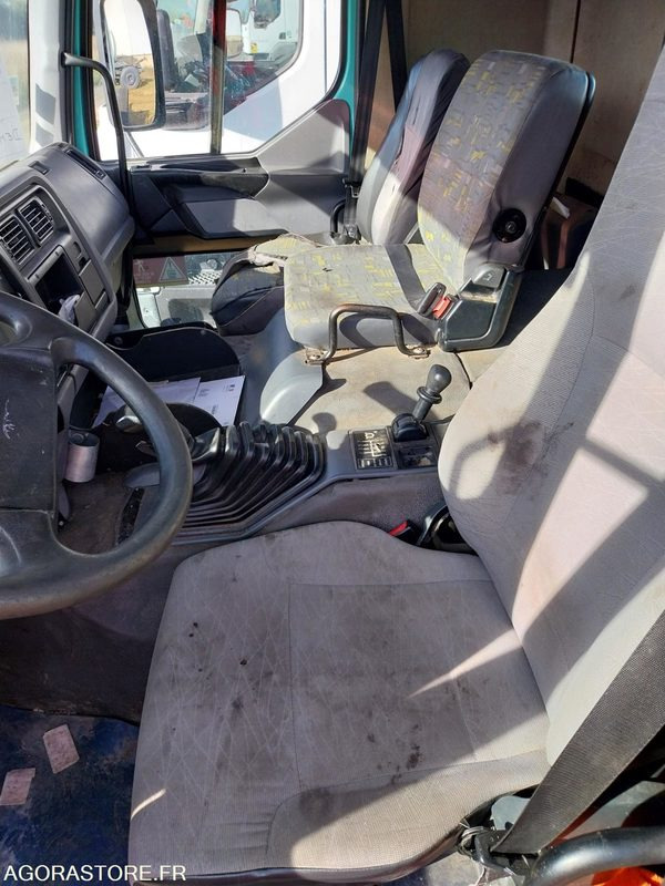 RENAULT PREMIUM 300-19 / 2001 / 816 010 km - Châssis cabine: photos 5 RENAULT PREMIUM 300-19 / 2001 / 816 010 km - Châssis cabine: photos 5