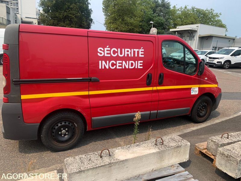 RENAULT Trafic II Fourgon Phase 2 L1H1 2.0 dCi 16V 90 cv - Fourgon utilitaire: photos 5 RENAULT Trafic II Fourgon Phase 2 L1H1 2.0 dCi 16V 90 cv - Fourgon utilitaire: photos 5