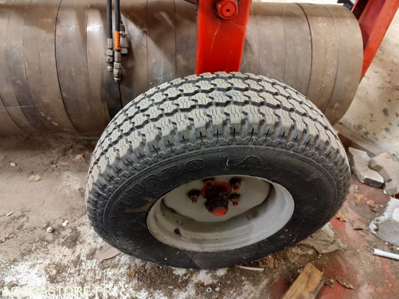 ROULEAU QUIVOGNE RSR 300 TRES PEU SERVI ANNEE 2003 - Matériel de jardinage: photos 5 ROULEAU QUIVOGNE RSR 300 TRES PEU SERVI ANNEE 2003 - Matériel de jardinage: photos 5