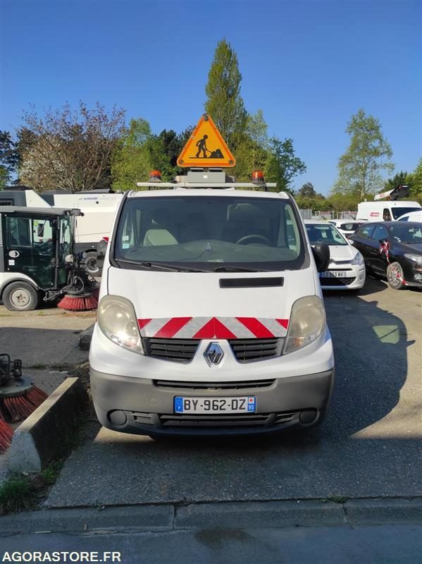 Renault Trafic II Fourgon Phase 2 L1H1 1000kg 2.0 dCi 16V 90 cv - Fourgon utilitaire: photos 1 Renault Trafic II Fourgon Phase 2 L1H1 1000kg 2.0 dCi 16V 90 cv - Fourgon utilitaire: photos 1