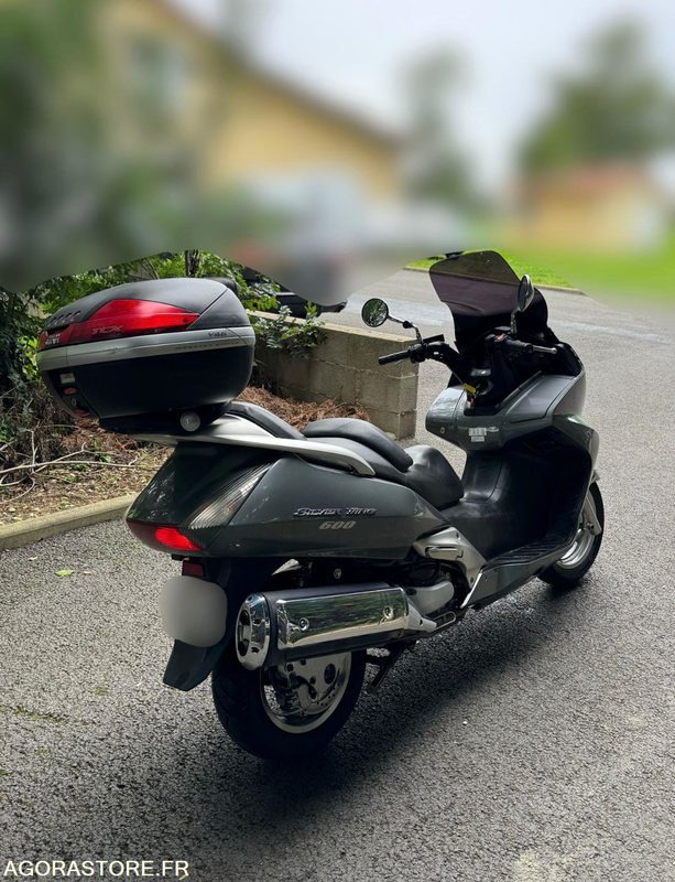 SCOOTER-HONDA-600-SILVER WING-ABS - Motocyclette: photos 2 SCOOTER-HONDA-600-SILVER WING-ABS - Motocyclette: photos 2
