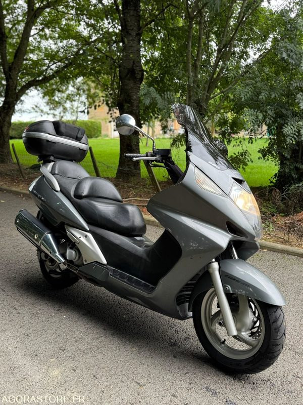 SCOOTER-HONDA-600-SILVER WING-ABS - Motocyclette: photos 1 SCOOTER-HONDA-600-SILVER WING-ABS - Motocyclette: photos 1