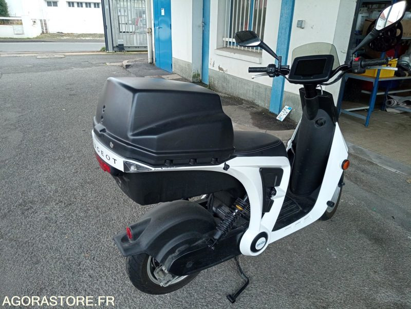 Scooter électrique Peugeot Genzee - Motocyclette: photos 4 Scooter électrique Peugeot Genzee - Motocyclette: photos 4