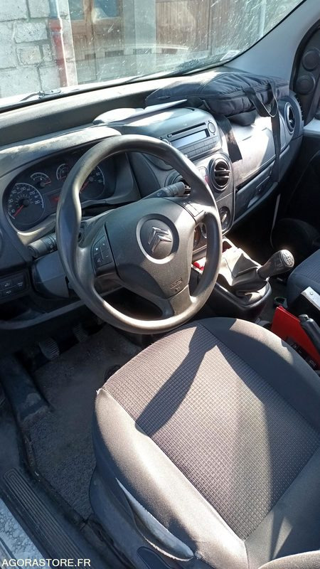 VEHICULE UTILITAIRE - Fourgonnette: photos 3 VEHICULE UTILITAIRE - Fourgonnette: photos 3