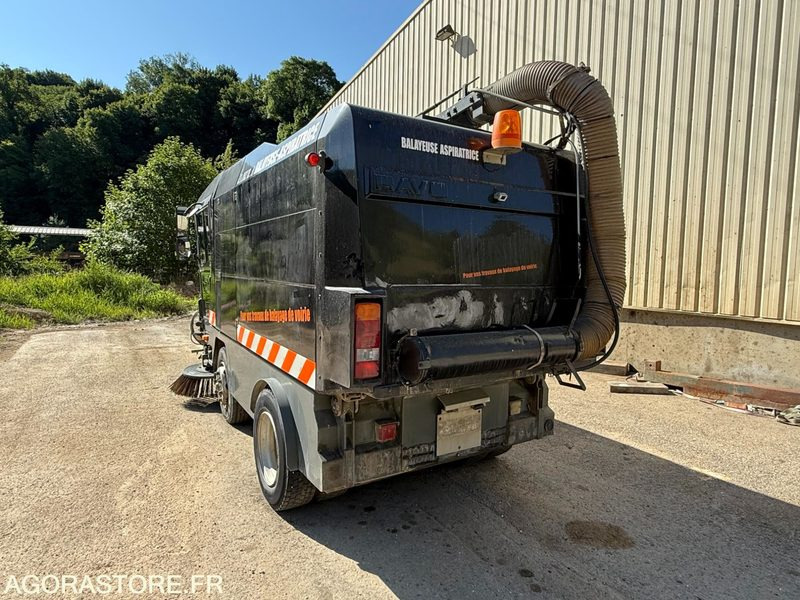 Balayeuse aspiratrice MATHIEUX C 560-2003-6077 Heures - Balayeuse de voirie: photos 3 Balayeuse aspiratrice MATHIEUX C 560-2003-6077 Heures - Balayeuse de voirie: photos 3