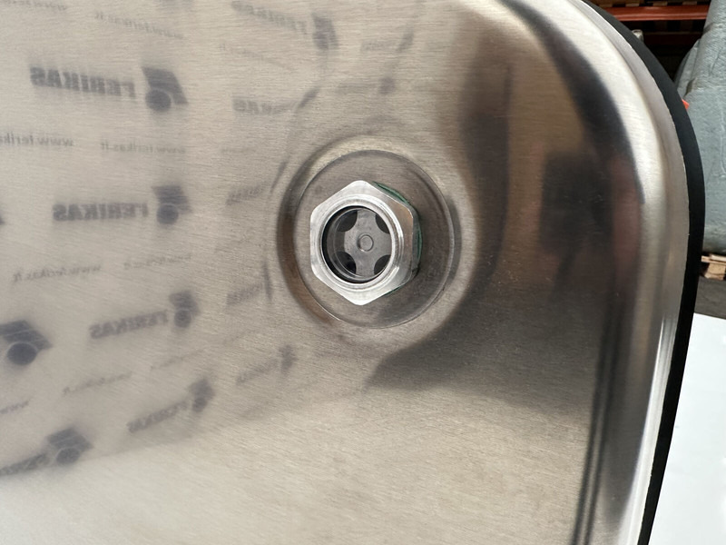Combined oil fuel tank 200L oil tank 350L fuel tank 700x700x1250 - Réservoir de carburant pour Camion: photos 5 Combined oil fuel tank 200L oil tank 350L fuel tank 700x700x1250 - Réservoir de carburant pour Camion: photos 5