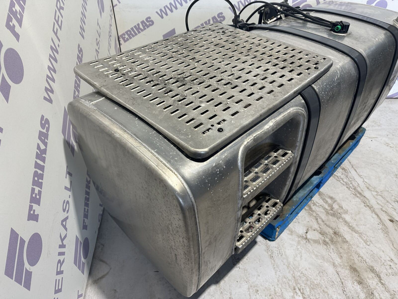 DAF 830L, fuel tank with brackets - Réservoir de carburant pour Camion: photos 3 DAF 830L, fuel tank with brackets - Réservoir de carburant pour Camion: photos 3