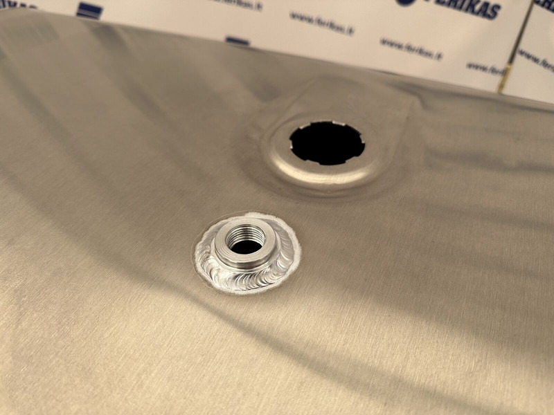 MAN 710 liters fuel tank - Réservoir de carburant pour Camion: photos 5 MAN 710 liters fuel tank - Réservoir de carburant pour Camion: photos 5