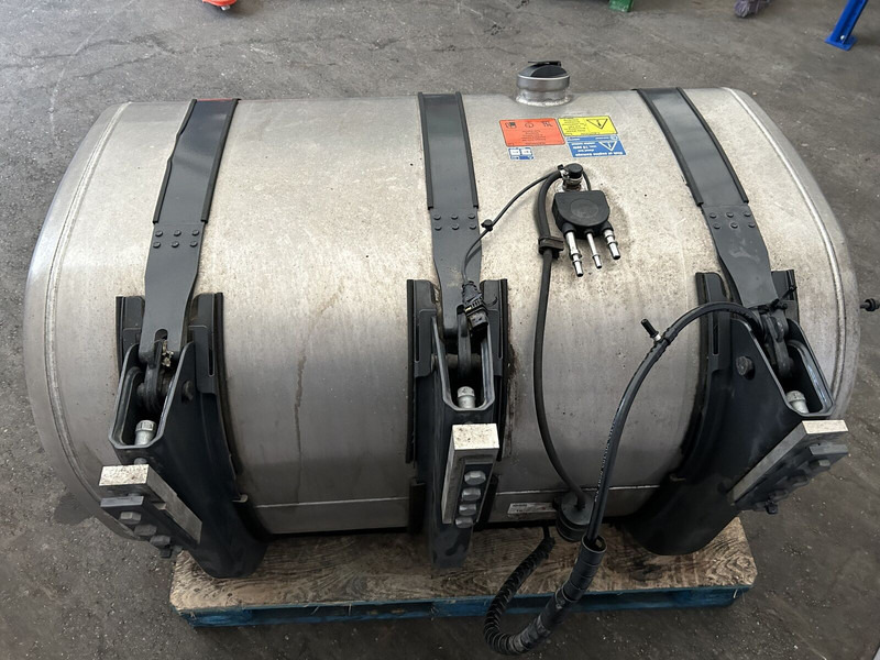 Scania 525L complete fuel tank with fuel optimiser brackets 700x725x124 - Réservoir de carburant pour Camion: photos 4 Scania 525L complete fuel tank with fuel optimiser brackets 700x725x124 - Réservoir de carburant pour Camion: photos 4